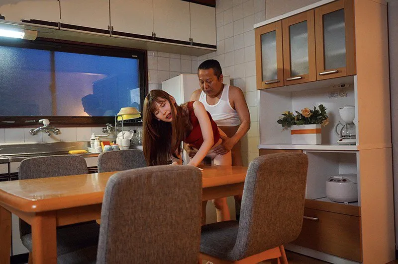 Bảo bối bị gã chồng mới của mẹ phang mỗi ngày, cho dù đã có người yêu