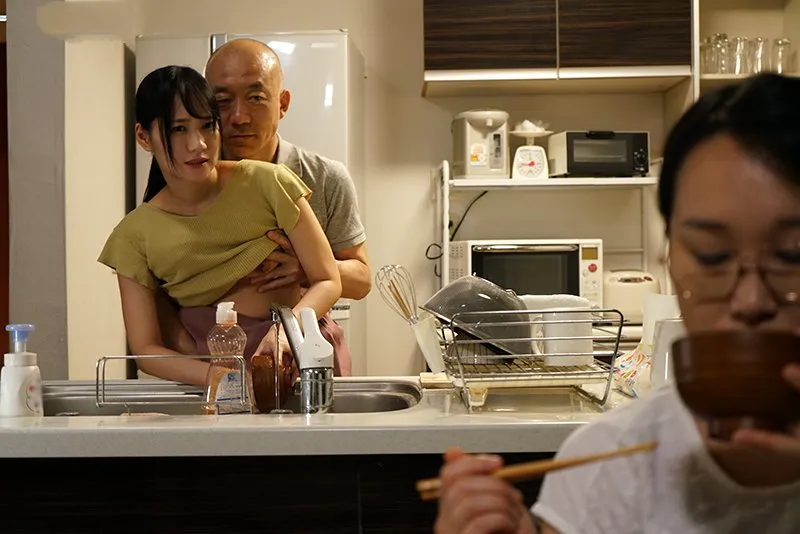 Chồng xoạc con gái riêng của người vợ khi biết vợ không thể sinh con cho mình