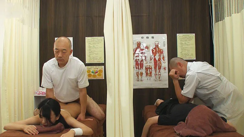 Dẫn bạn gái đi mát-xa rồi bị quan hệ cạnh bên mà không hề hay biết