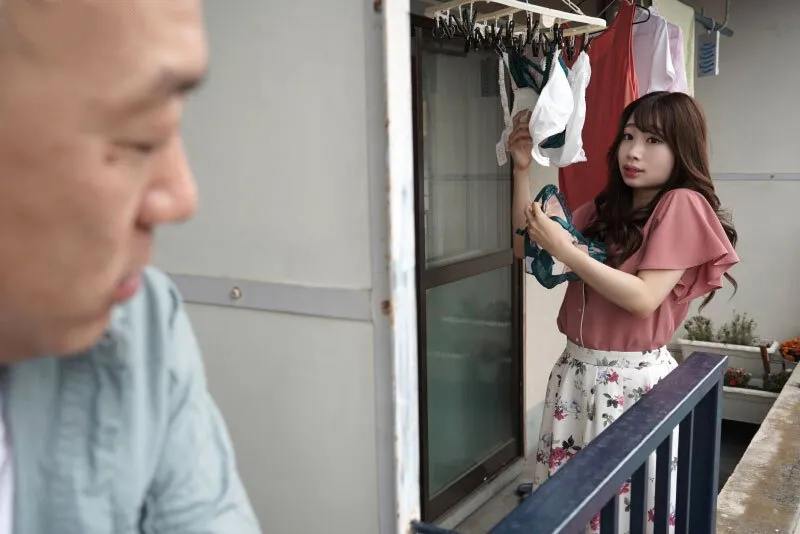 Gã gần nhà chuyên soi mói và cặp cô vợ chồng yêu thường xuyên rên la quá to