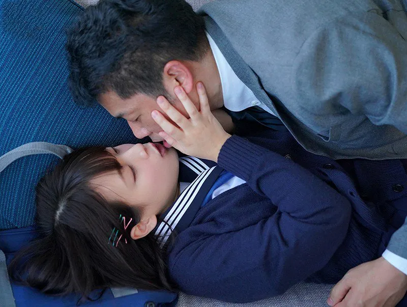 Thầy giáo trốn bà xã "đi ngoài" với cô học trò dễ thương