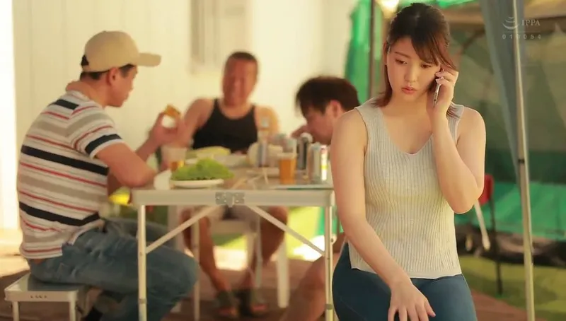 Gã chồng khờ để cô vợ tham gia sự kiện cắm trại với mấy gã nhà sát bên và cái kết