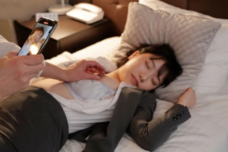 Chuyến công tác với kẻ lẫy lừng quấy rối ở công ty, cô gái bị chuốc thuốc ngủ