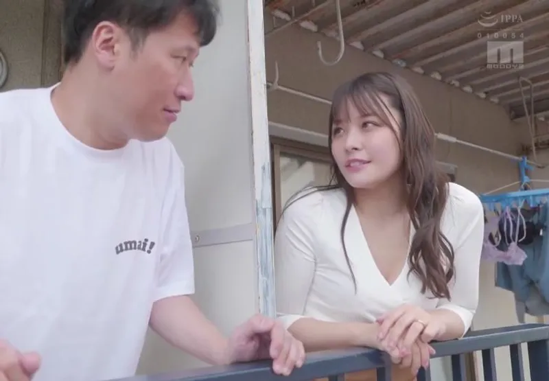 Anh trai số hưởng và cô nàng nhà bên bị ông chồng bỏ bê đang gửi tín hiệu cầu “chịch”