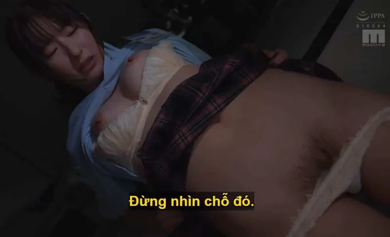 Ông chủ lập mưu "yêu đương" cô nhân viên kiêu kỳ lười nhác, suốt ngày chỉ chăm chăm chat chit cùng người yêu.